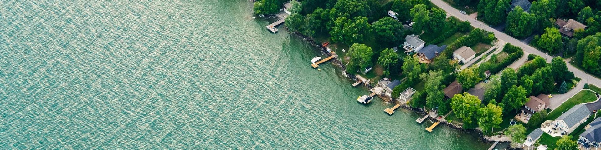 Image of shoreline of Lake Ontario near Toronto, Ontario